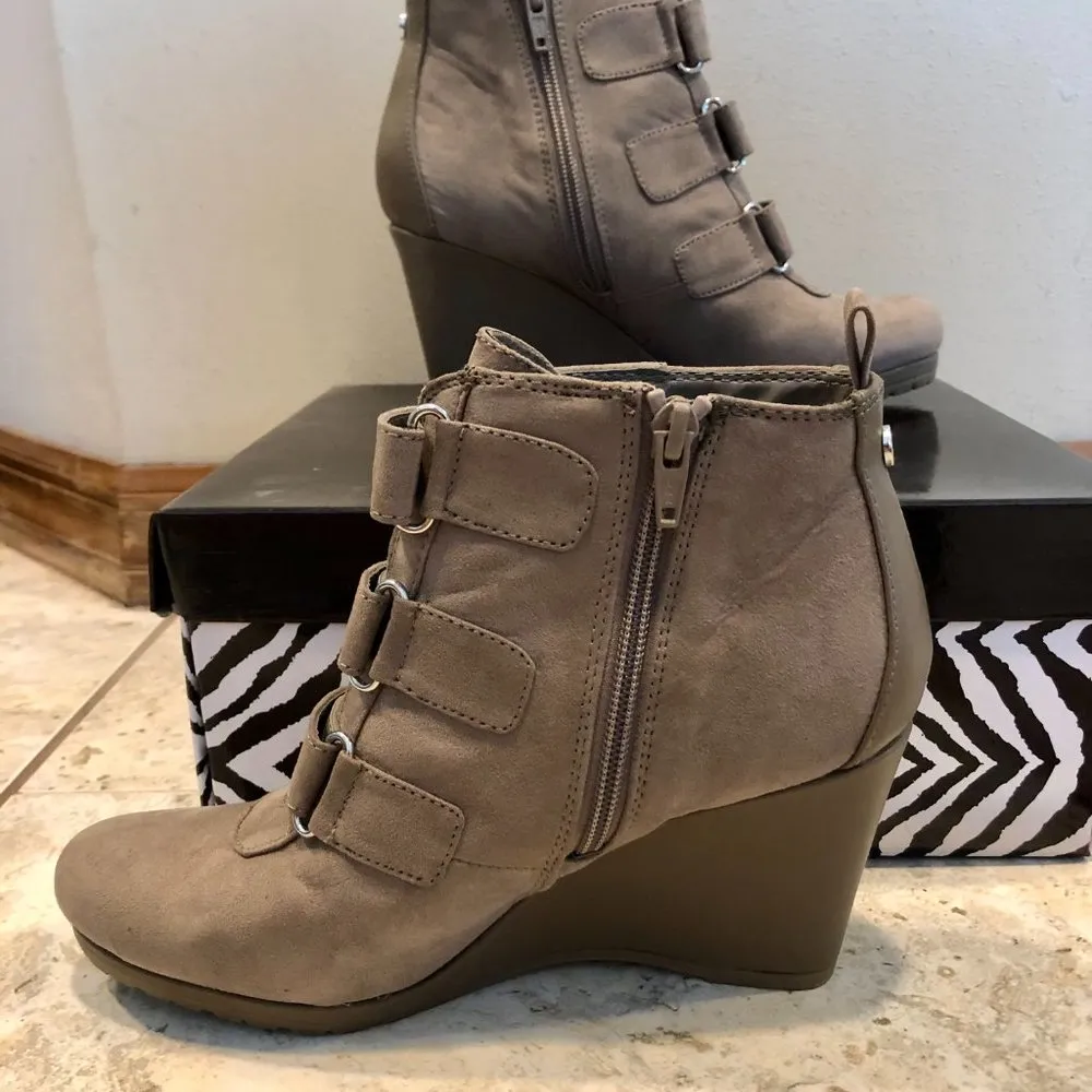 Dana Buchman Taupe 3" Wedge Bootie Ankle Womens Size 8M New NIB Taupe Zipper - Image 2