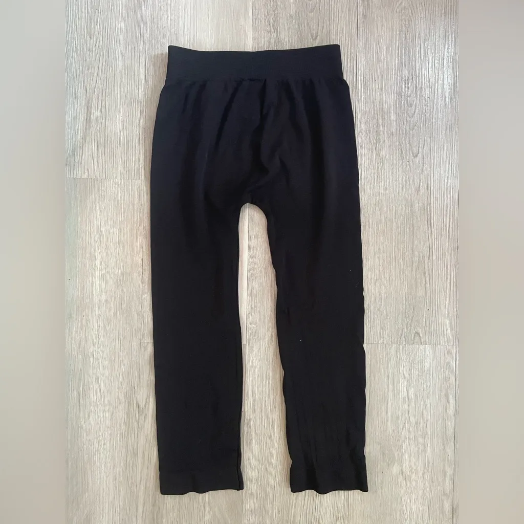 NWOT Nikibiki Black Capri Lounge High Waisted Leggings One Size - Image 4