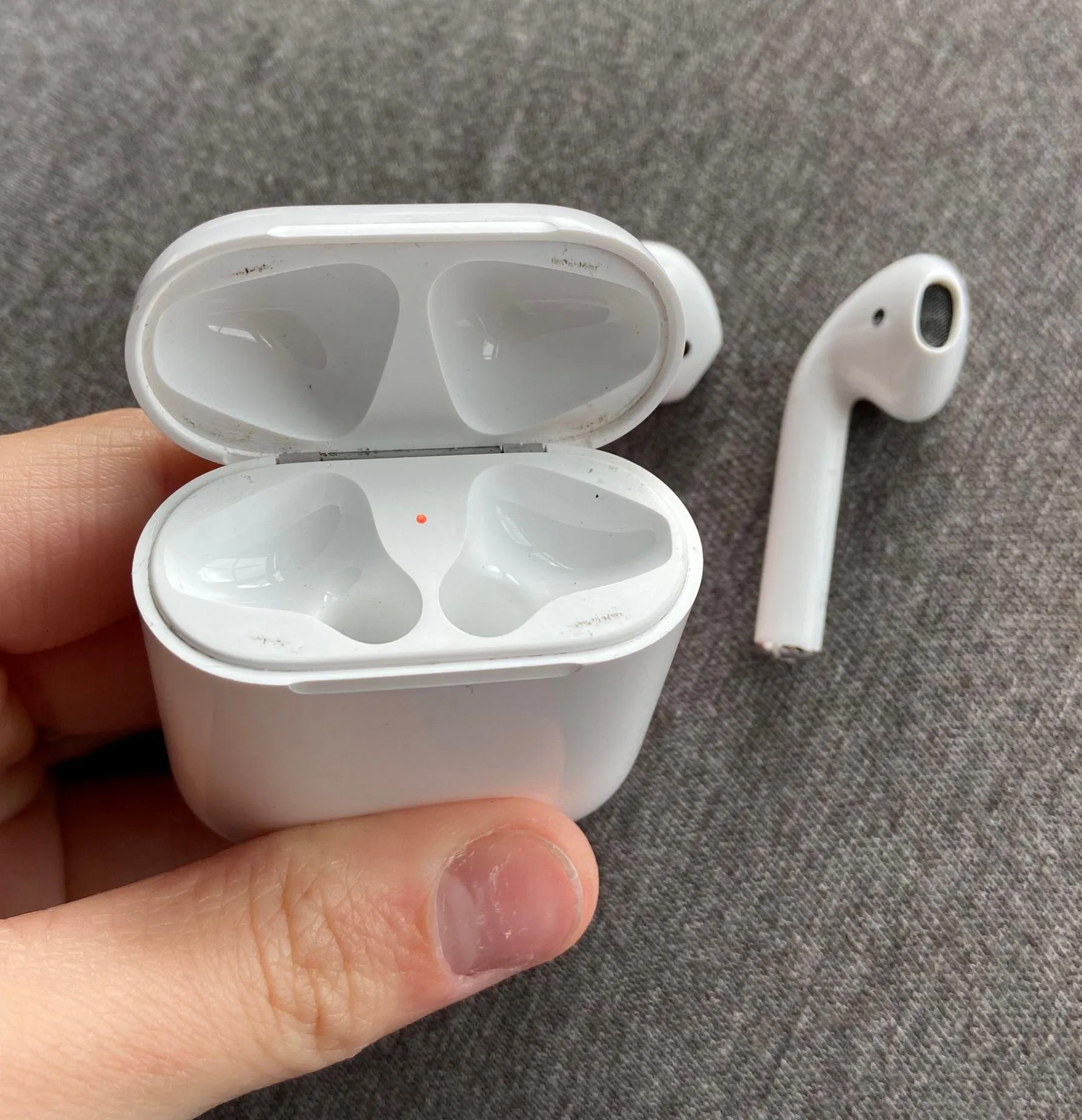 Apple AirPods - Image 2