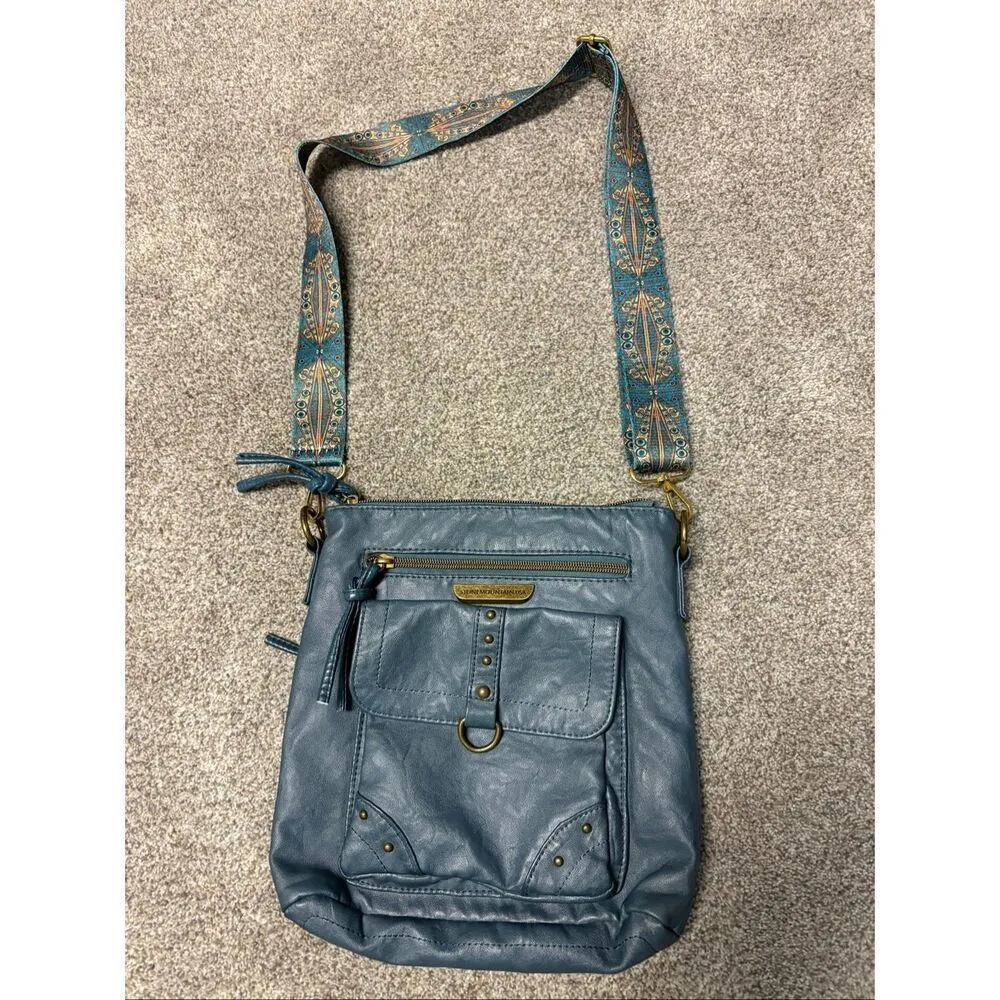 Stone Mountain Crossbody faux leather bag with guitar strap - Image 9