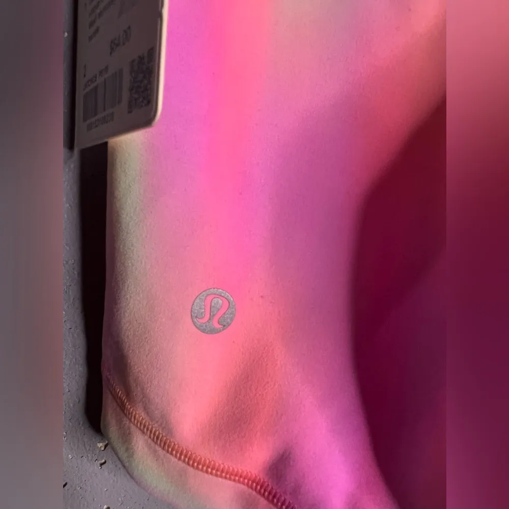 Lululemon Psychedelic Dye Wunder Train Shorts 6” in size 2 - Image 7