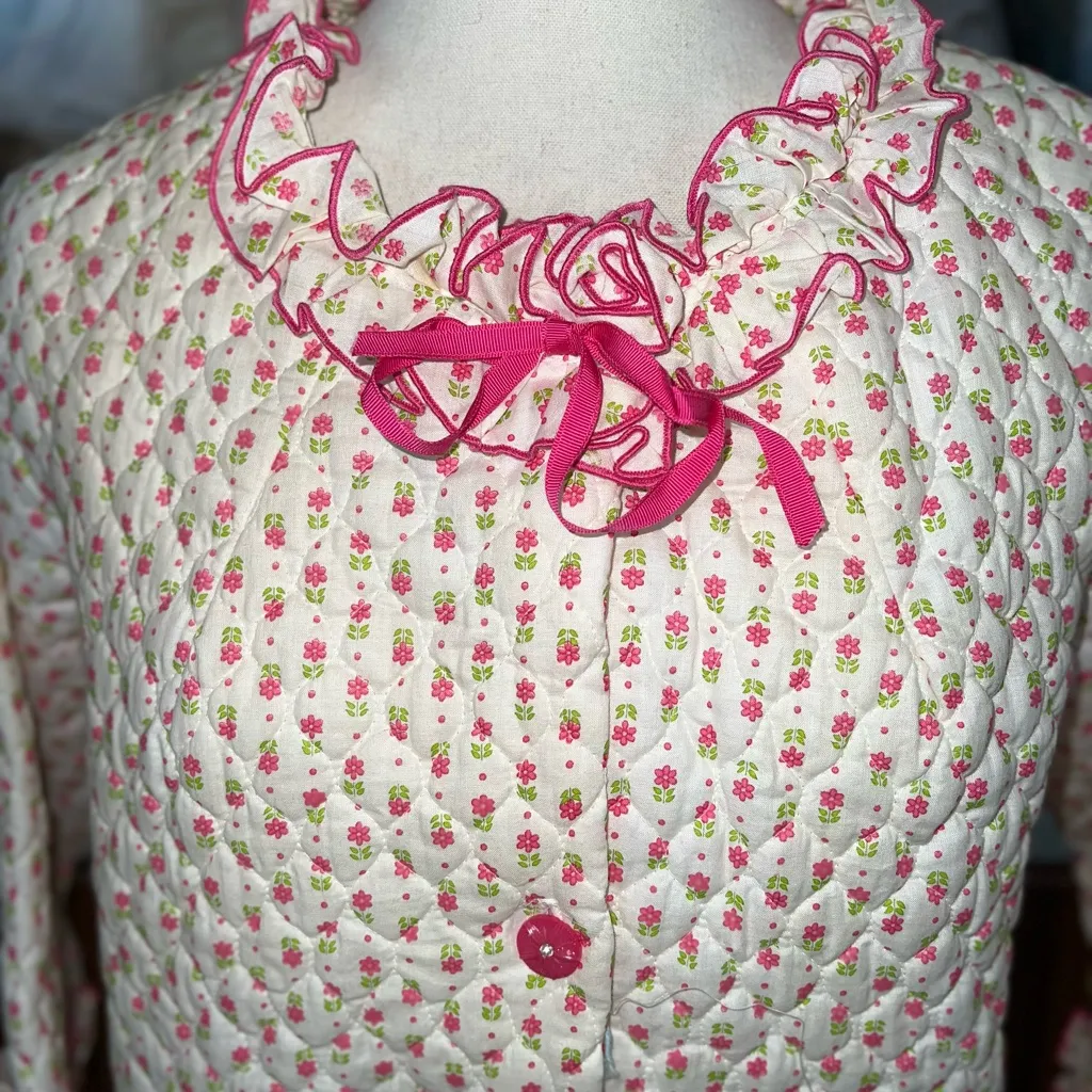 Darling *New* Vintage 1960s/70s Dela Ann Creations Ruffled Quilted Robe! Pink Size M - Image 5