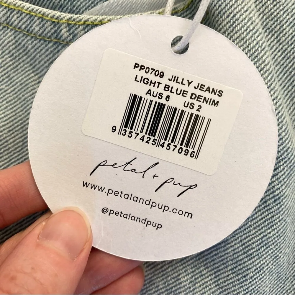 Petal & Pup - Jilly Mom Style Jeans in Light Wash Denim in Light Blue - Image 4