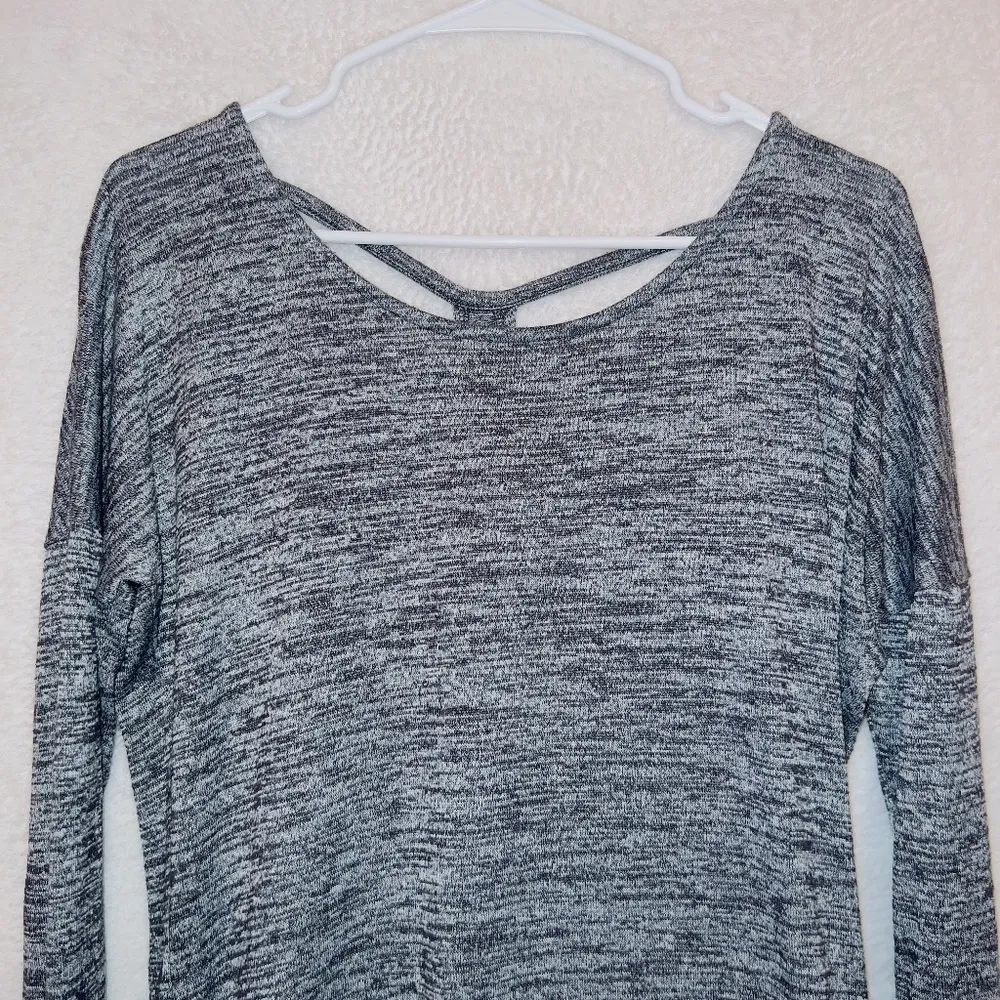 Athleta Heather Gray Long Sleeve Open Back Sweater size medium - Image 4