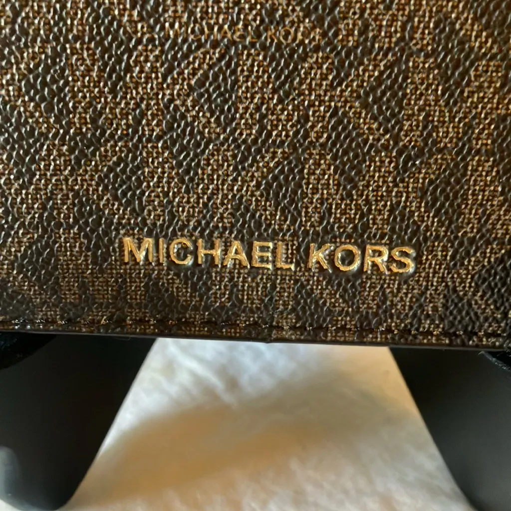Michael Kors: Brown Passport Holder- card slots - Image 2