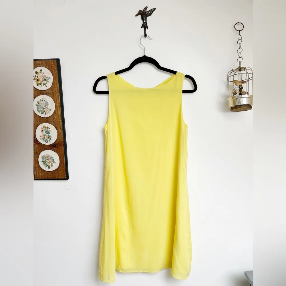 Alice & Olivia Cut Out Back Yellow Sleeveless Mini Shift Dress - Image 2