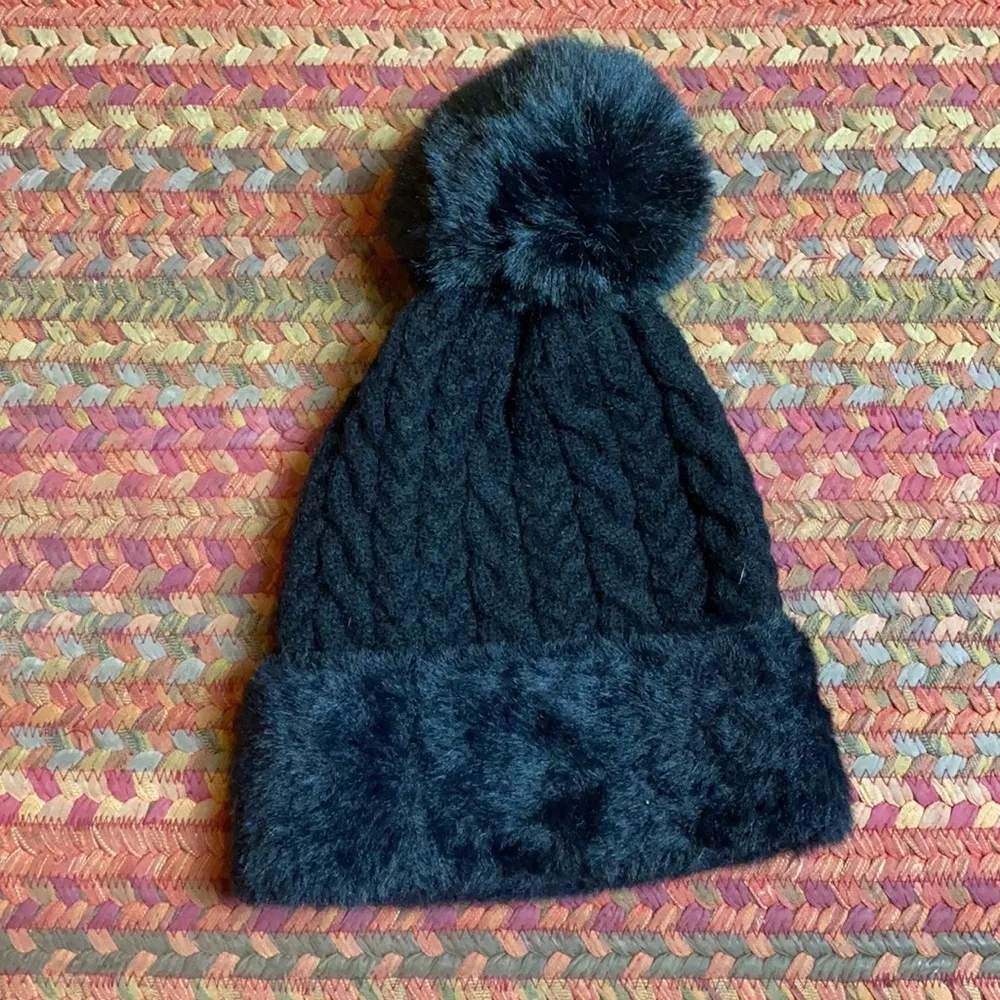 NWOT BLACK POM FAUX FUR CABLE KNIT CC BEANIE - Image 3