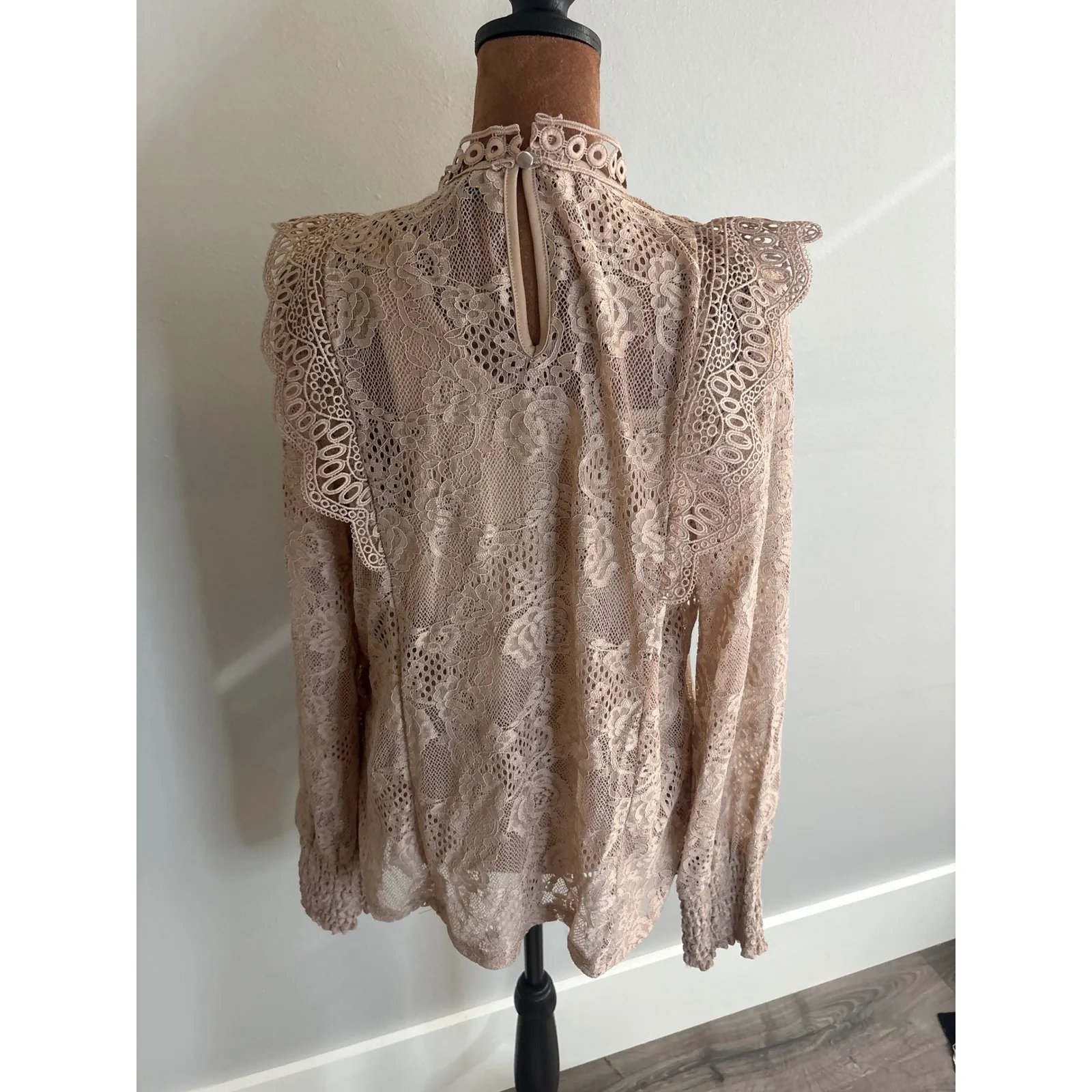 Cable and Gauge Lace Mock High Neck Ruffle Sleeve Blouse Beige Women's Large - Image 6