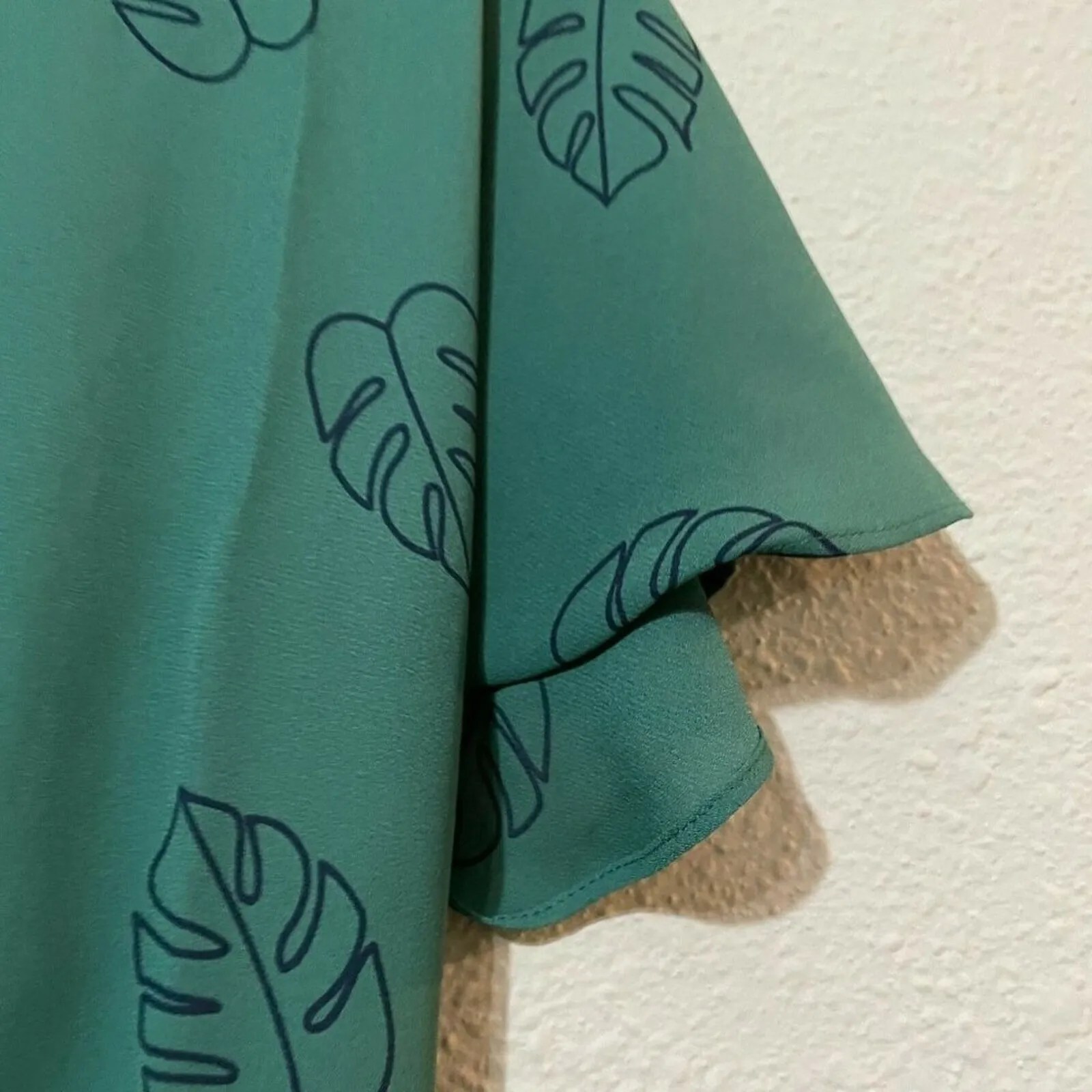 Modcloth Womens Green Palm Leaf V Neck Flutter Sleeve Back Tie Blouse Top Sz XXS - Image 3