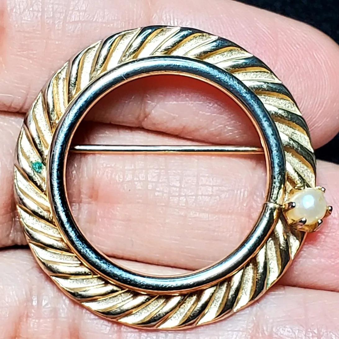 Twist Round Circle Faux Pearl Minimalist Gold Tone Unsigned Brooch 1.25" Vtg - Image 2