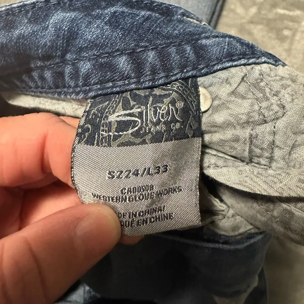 Silver Jeans Blue Tuesday Straight Leg Denim with Unique Stitching - Image 4