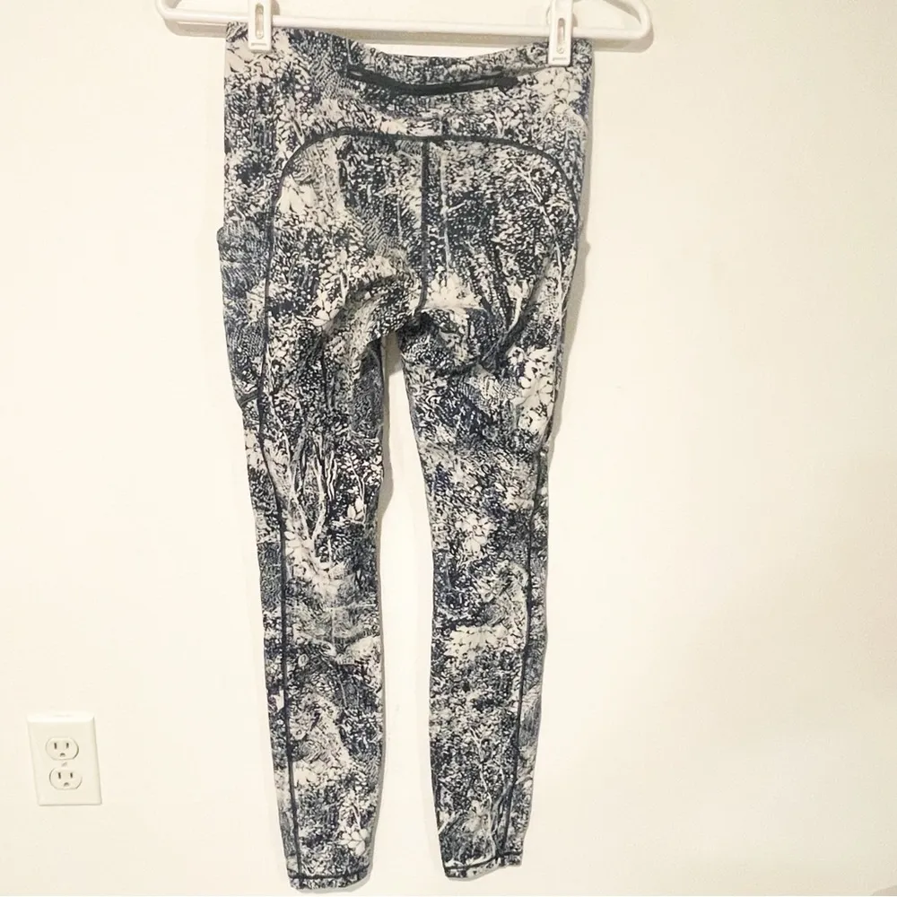 Lululemon Size 4 Speed Up Tights Full-On Luxtreme 28" in Wildwood Multi Legging - Image 5