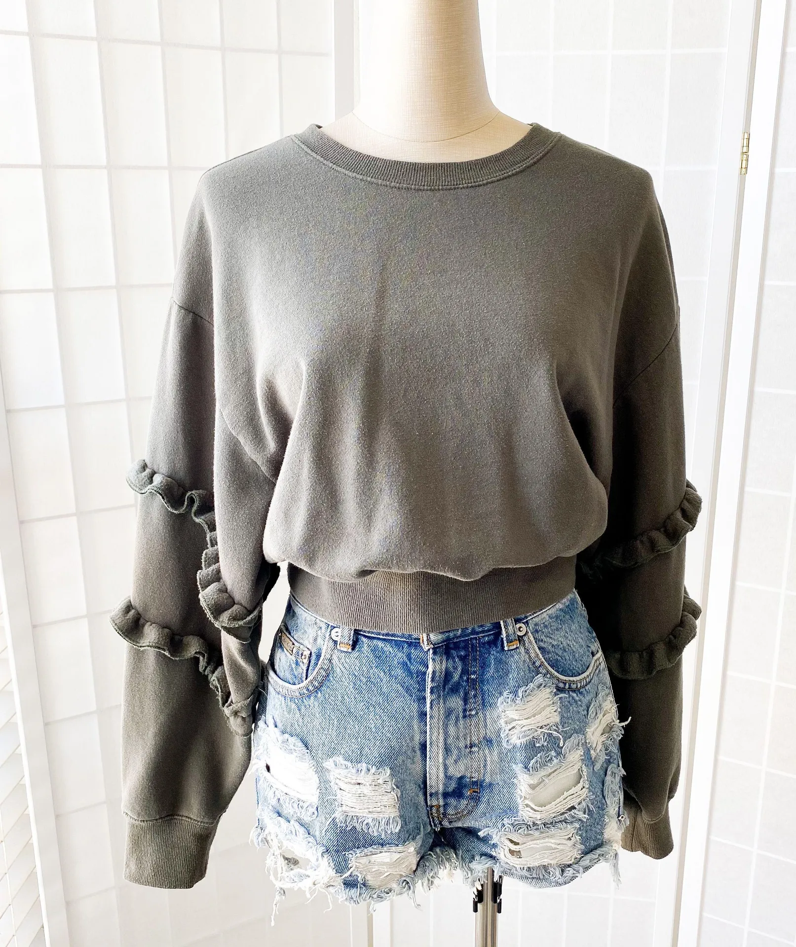 Olive Green Ruffled Sleeve Crop Sweatshirt - Image 3