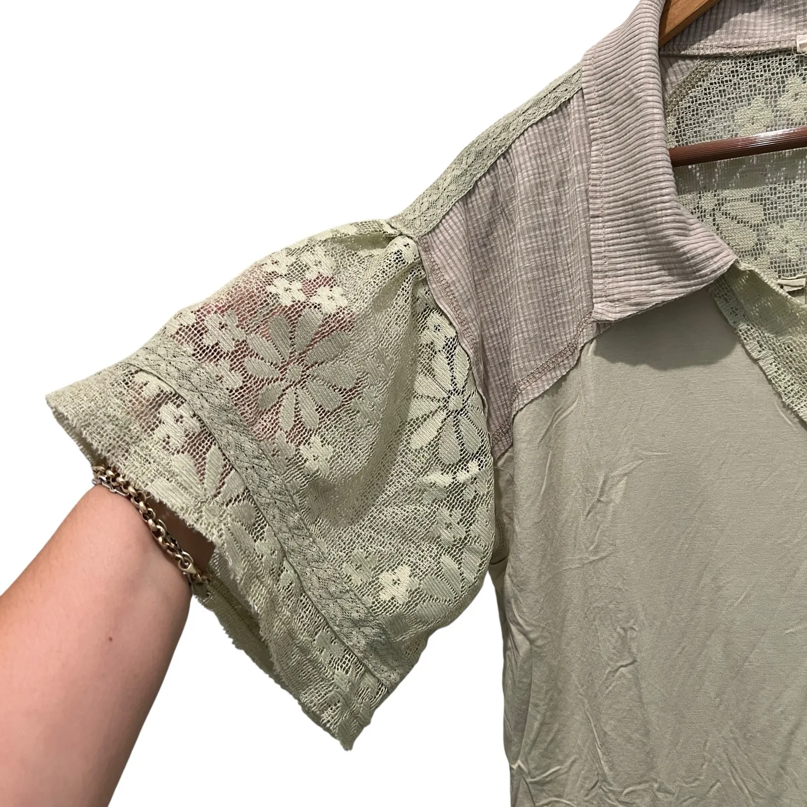 POL Womens V Neck Crop Polo Shirt Sage Green Lace Sleeves & Back Sz Medium - Image 3