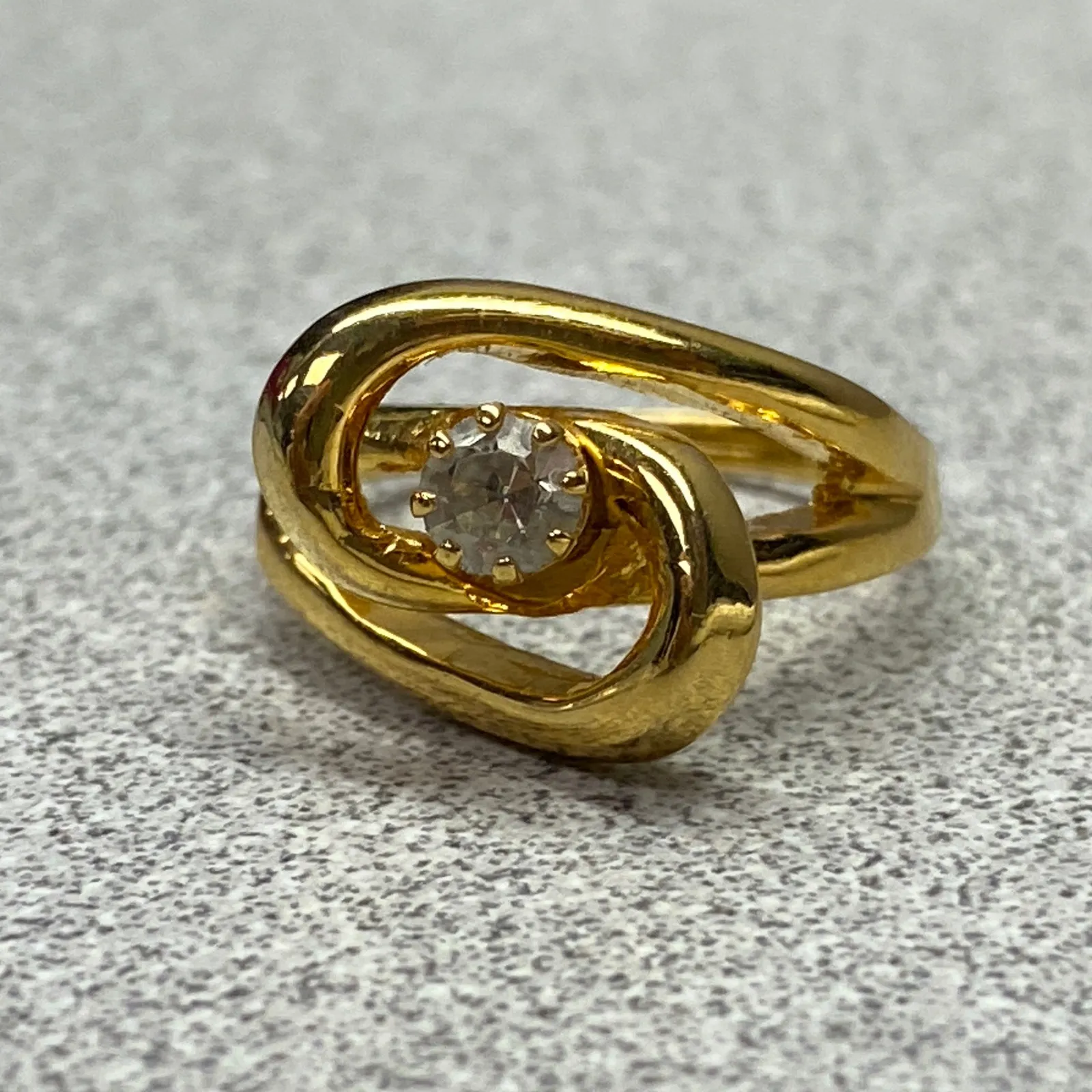 Elegant Yellow Gold Plated Bypass Solitaire Ring Accent Size 6 Retro Preppy - Image 8