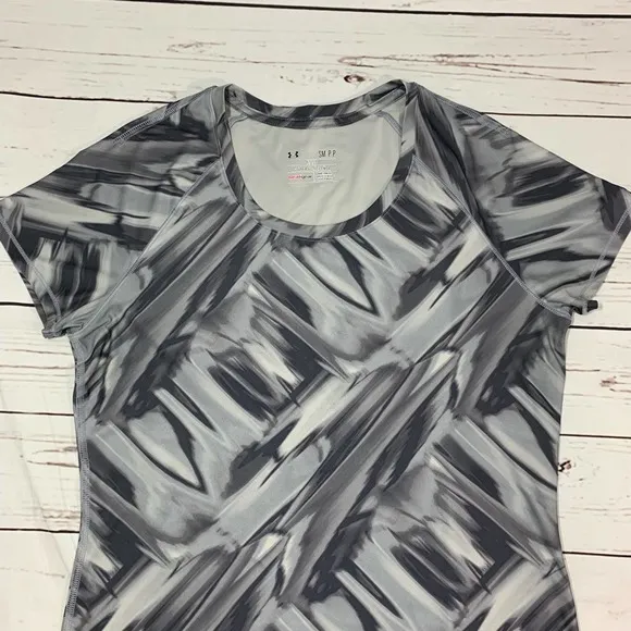 Under Armour  Gray Fitted Exercise Shirt Size Small - Image 8