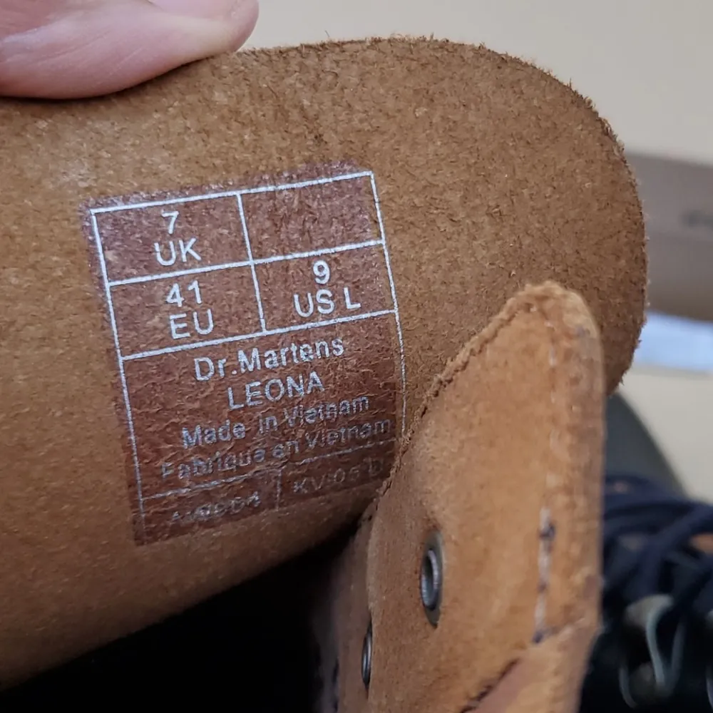 Dr martens 7 eye black leather heeled boot sz 6 - Image 5