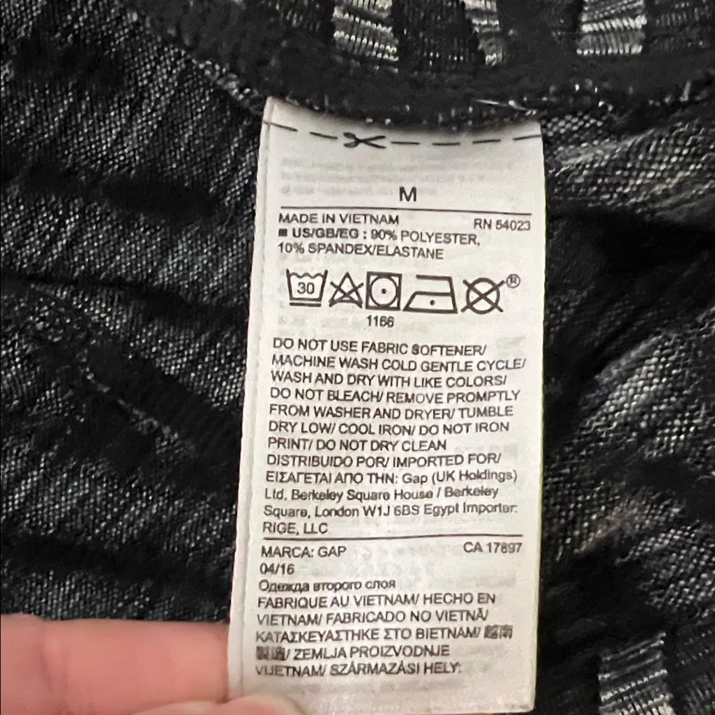 GapFit gFast Grey Multi Stripe Spacedye Jacquard Capri Size Medium - Image 8