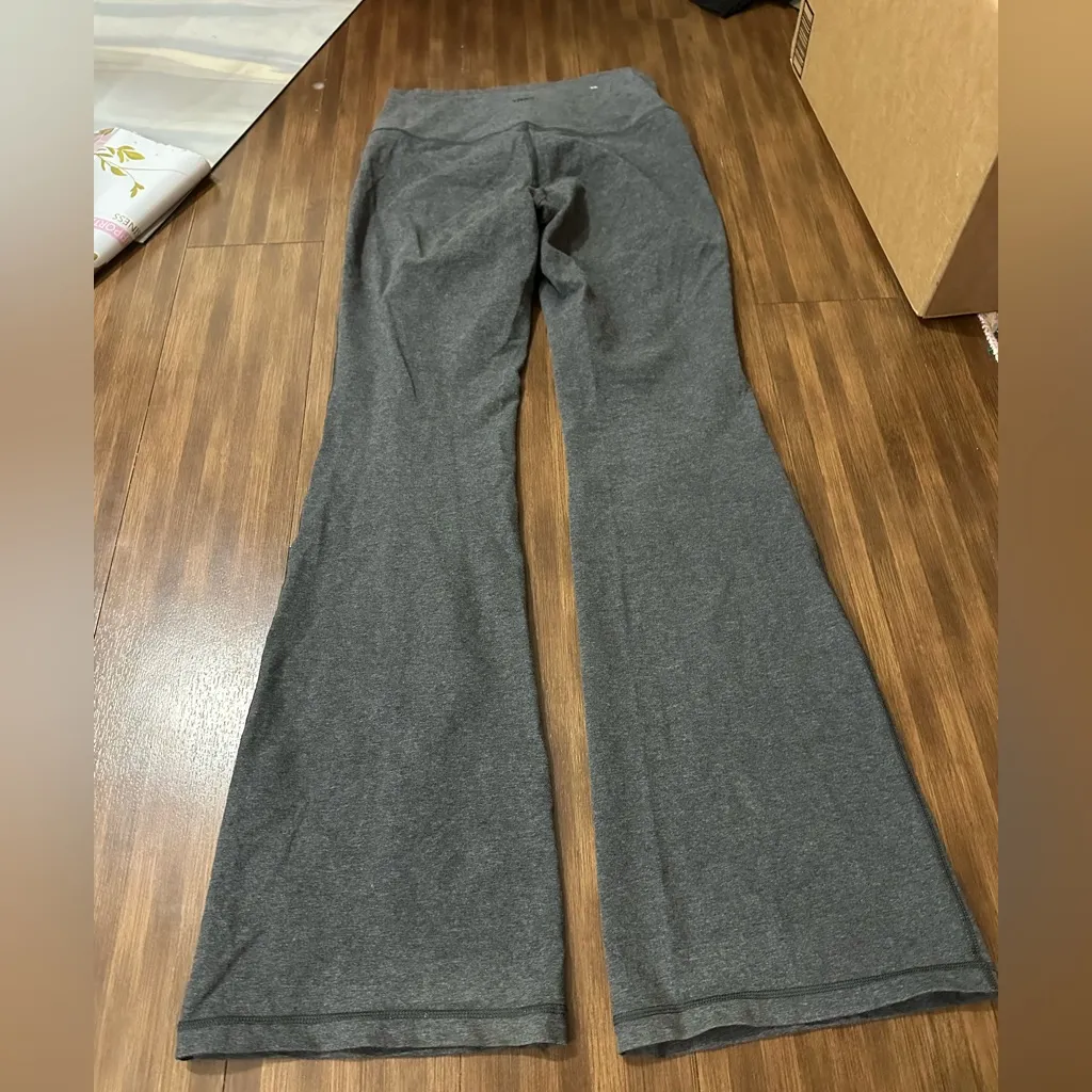 Aritzia TNA heather grey flare yoga pants loungewear size medium Gray - Image 9