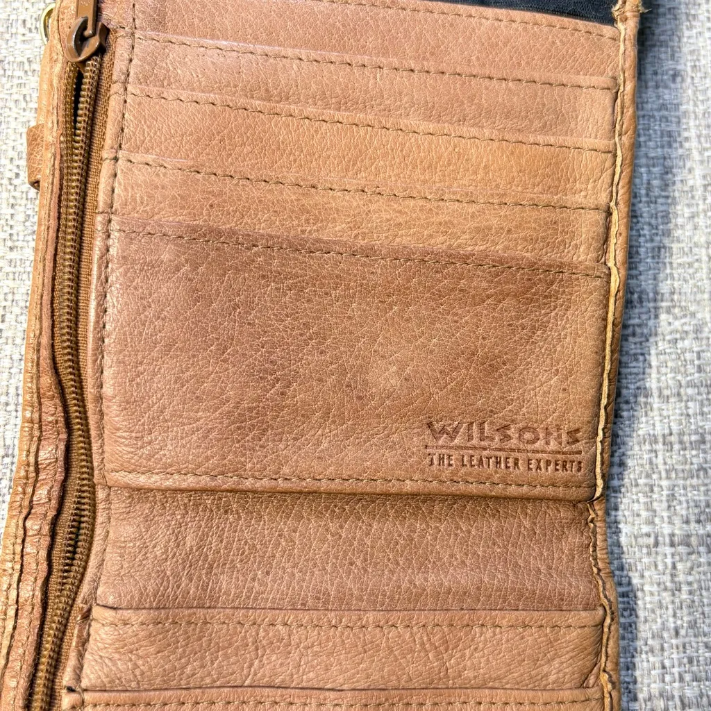 Vintage Wilson’s Leather Coin Embossed Micro Crossbody Wallet💛 - Image 7