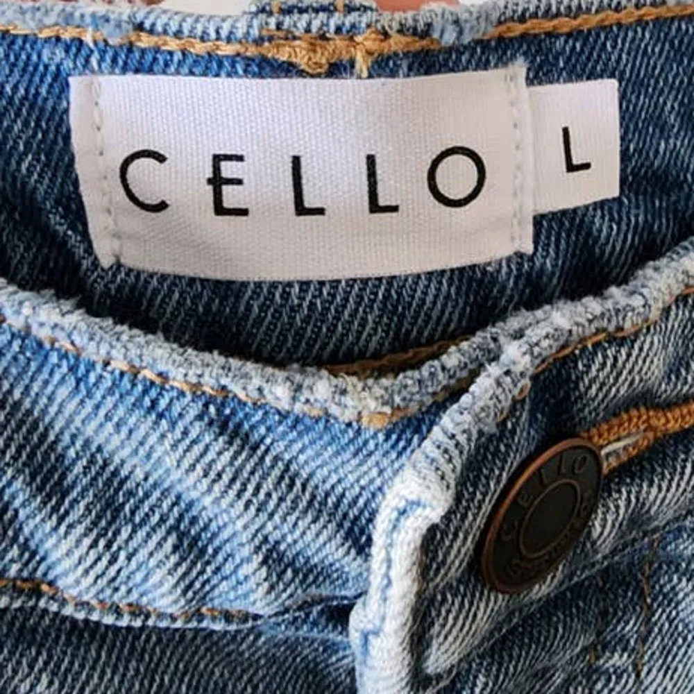 Cello Rip Tide Light Wash High Rise Frayed Hem Denim Shortie Shorts NEW - Image 10