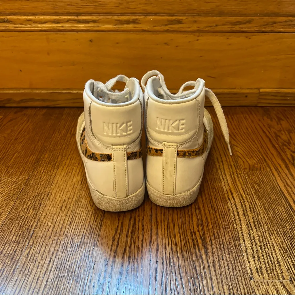 Women’s Nike Mid 70 Blazer shoe women’s size 8 - Image 3