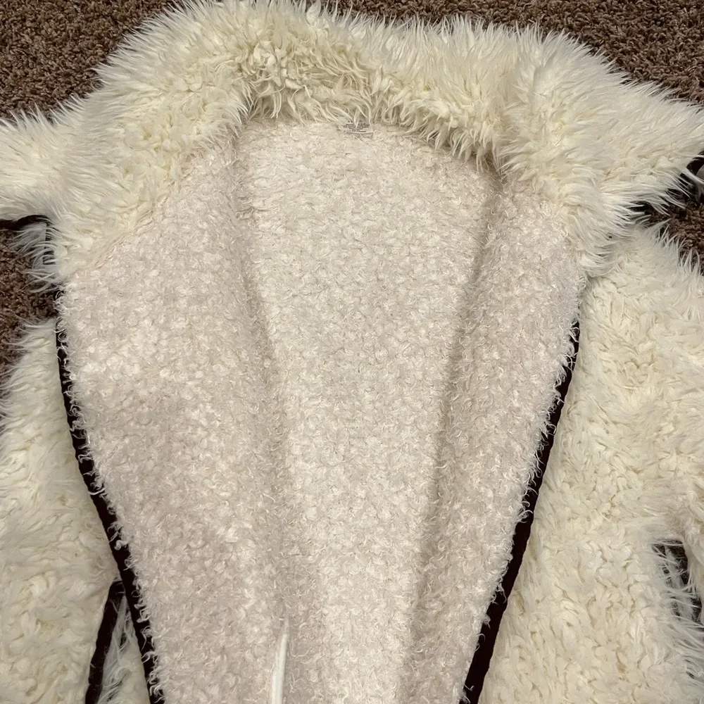 White Fuzzy Faux Fur Drape Vest Size M - Image 14
