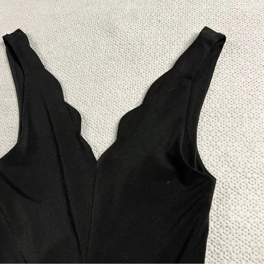 Kimchi Blue  Black Scallop Trim V Neck Romper Size XSmall EUC - Image 2