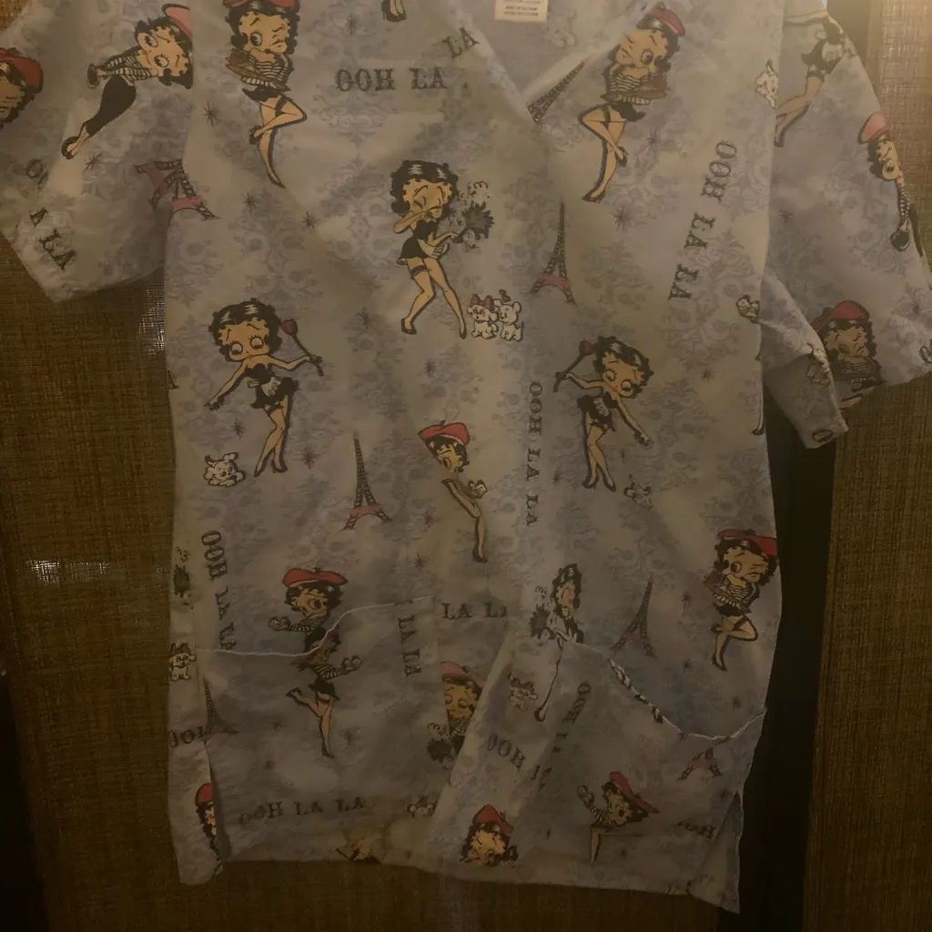 Betty boop scrub top size small - Image 4