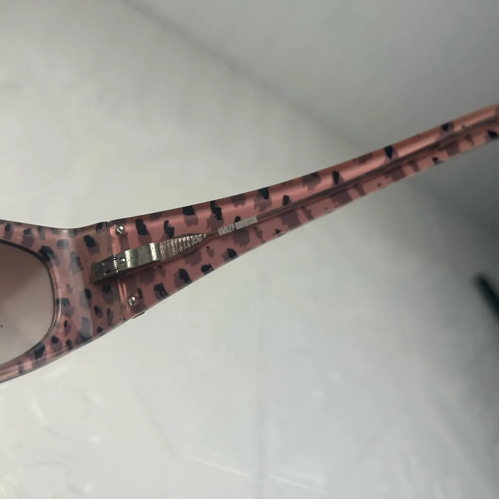 Harley Davidson Women’s Black Wrap Leopard Sunglasses Brown Gradient Lenses - Image 4