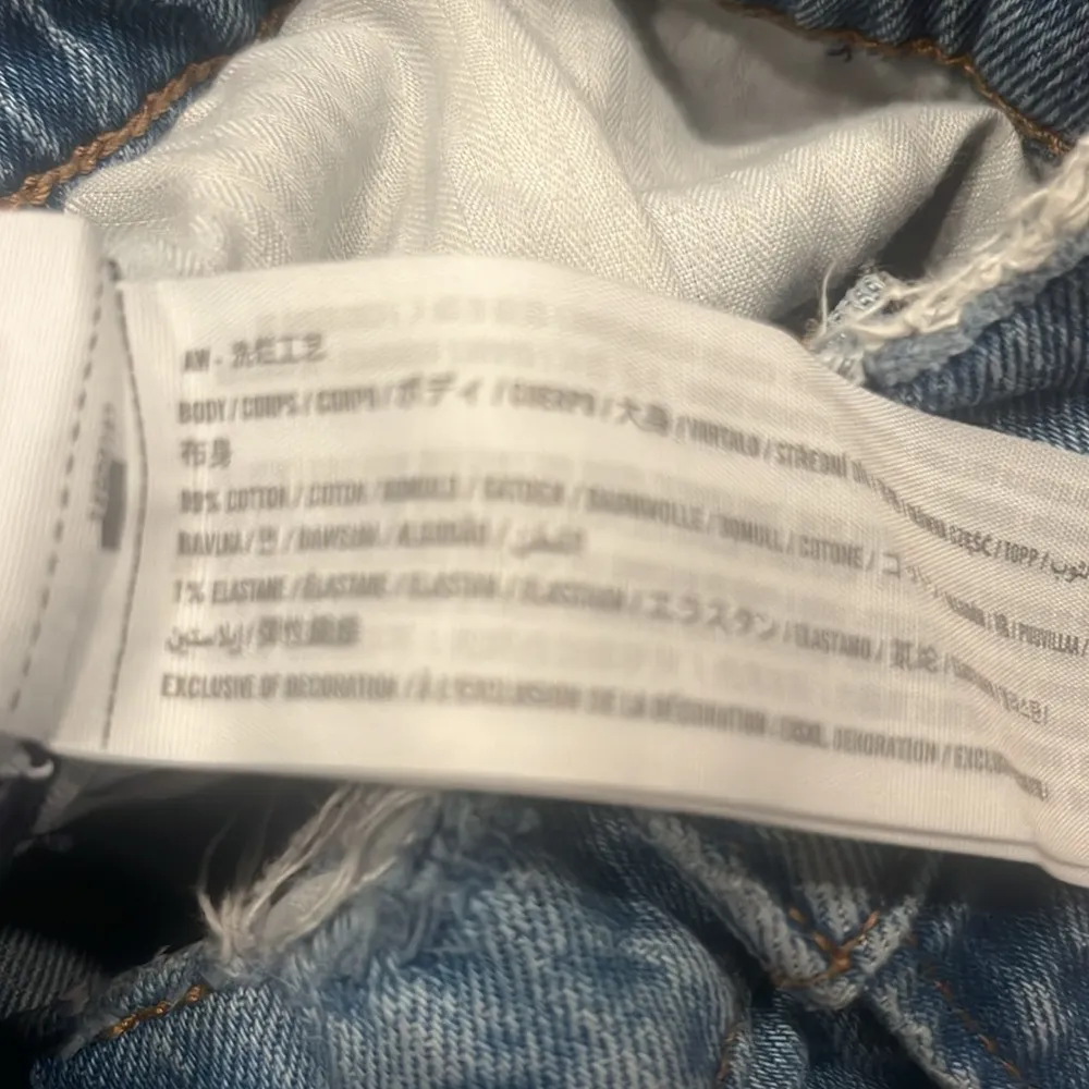 Abercrombie & fitch The mom high rises distressed Jean shorts size 32/14 . - Image 8