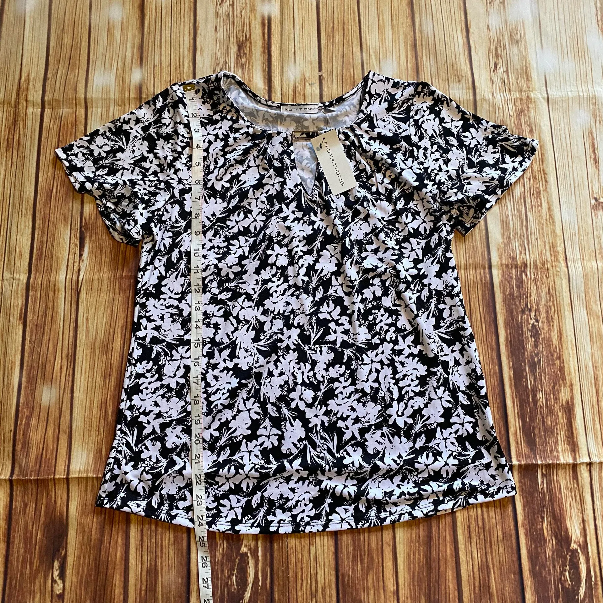 Women’s Floral Black/White Top Blouse Sz Medium - Image 6