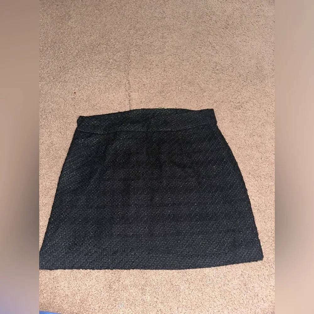Mango tweed mini skirt with gold chain - Image 4
