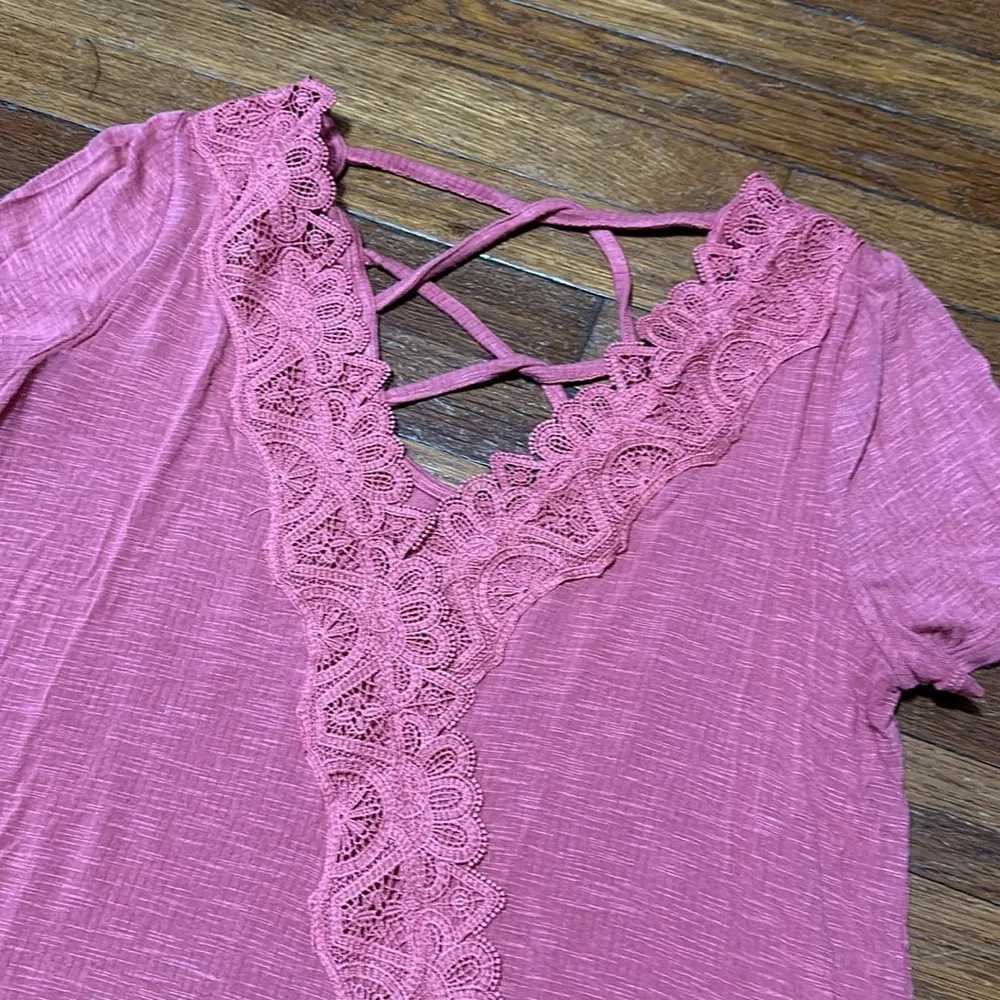 Daytrip (The Buckle) Women’s Criss Cross Back Faux Wrap Tee, Ribbed Fabric, S - Image 2