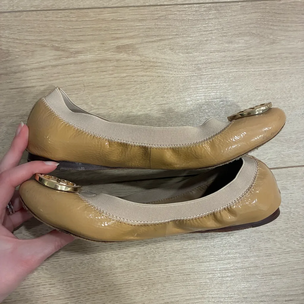 Tory Burch Caroline Nude Tan Parent Leather Ballet Flats Size 7.5 - Image 3