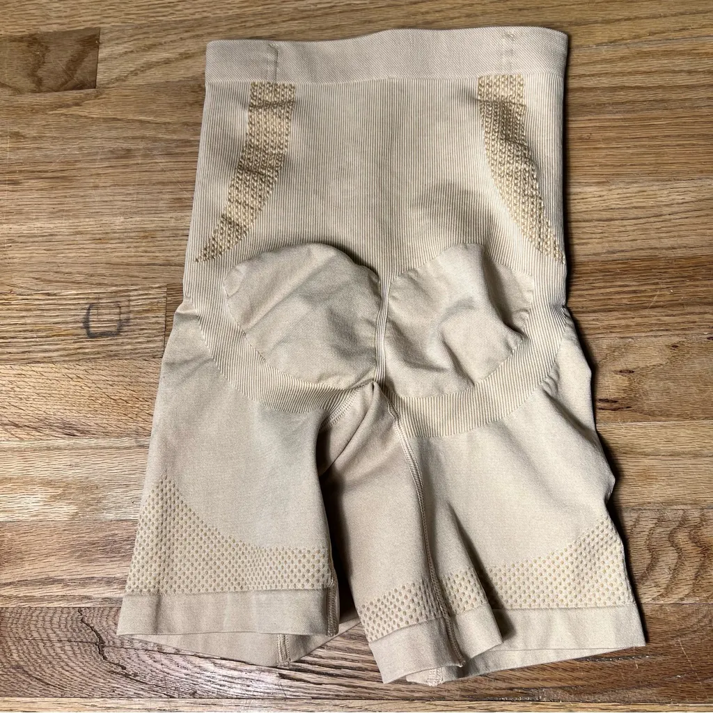 Travis Mathew Cream Shapewear for a Smooth Silhouette size M/L NWOT Size M - Image 5