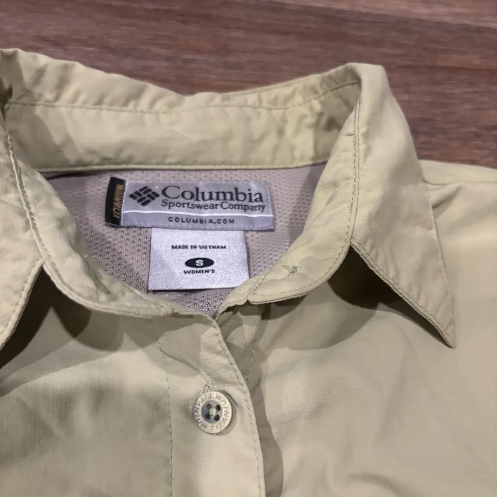 Columbia Titanium Long Sleeve Button Down Shirt Women’s Small Performance Hiking Green - Image 3