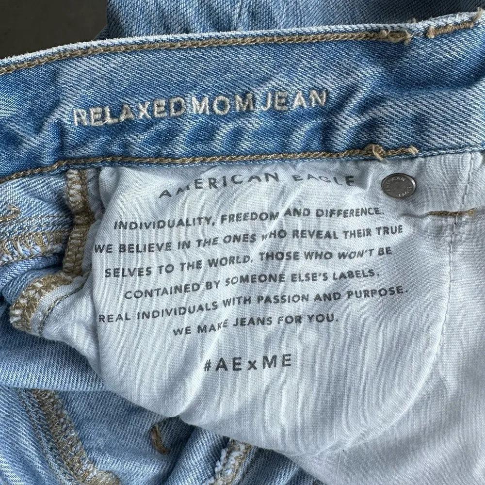 American Eagle Relaxed Mom Jean in Light Blue Wash Size 2 Long High Rise Tapered - Image 7