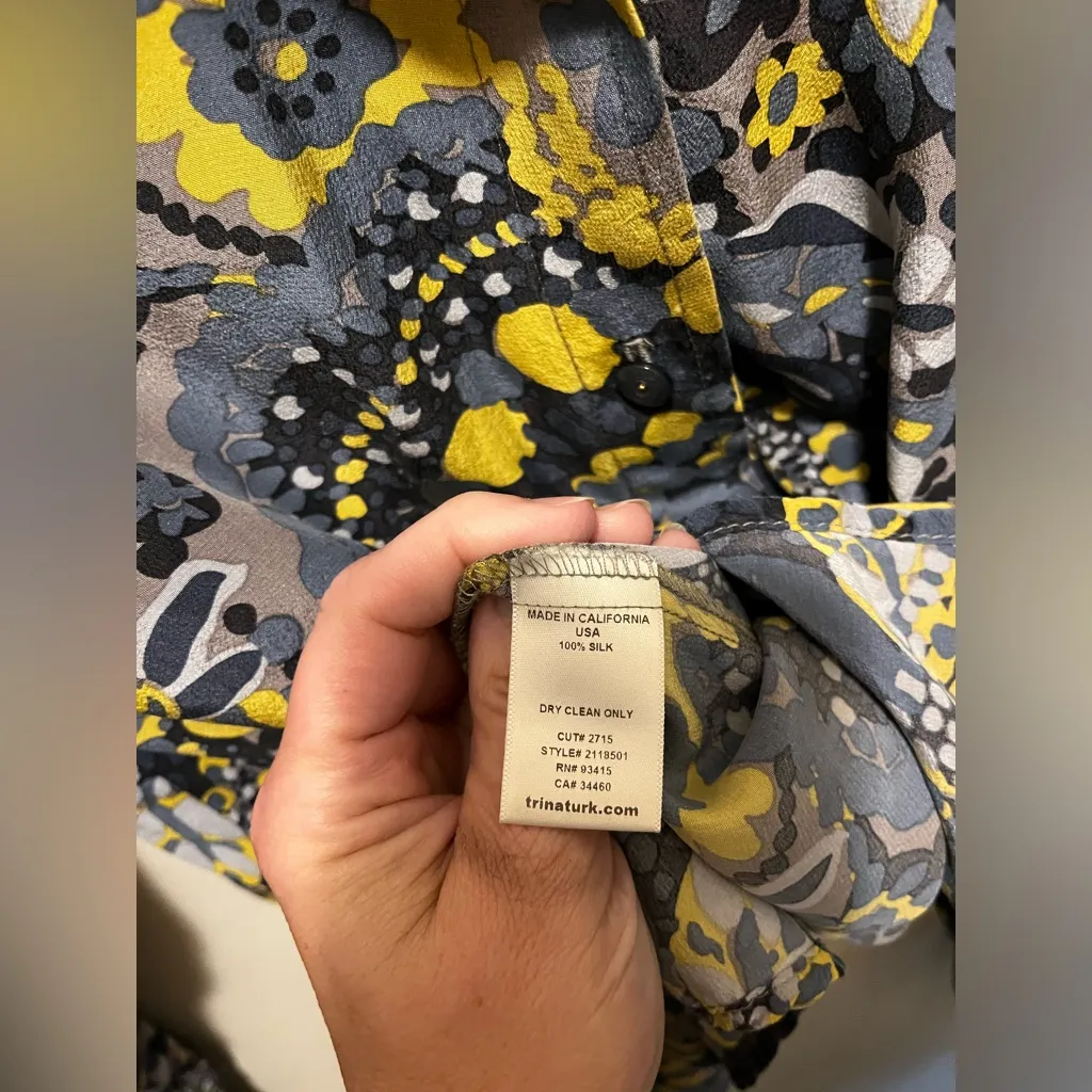 Trina Turk silk button‎ down blue/yellow floral blouse - Image 4
