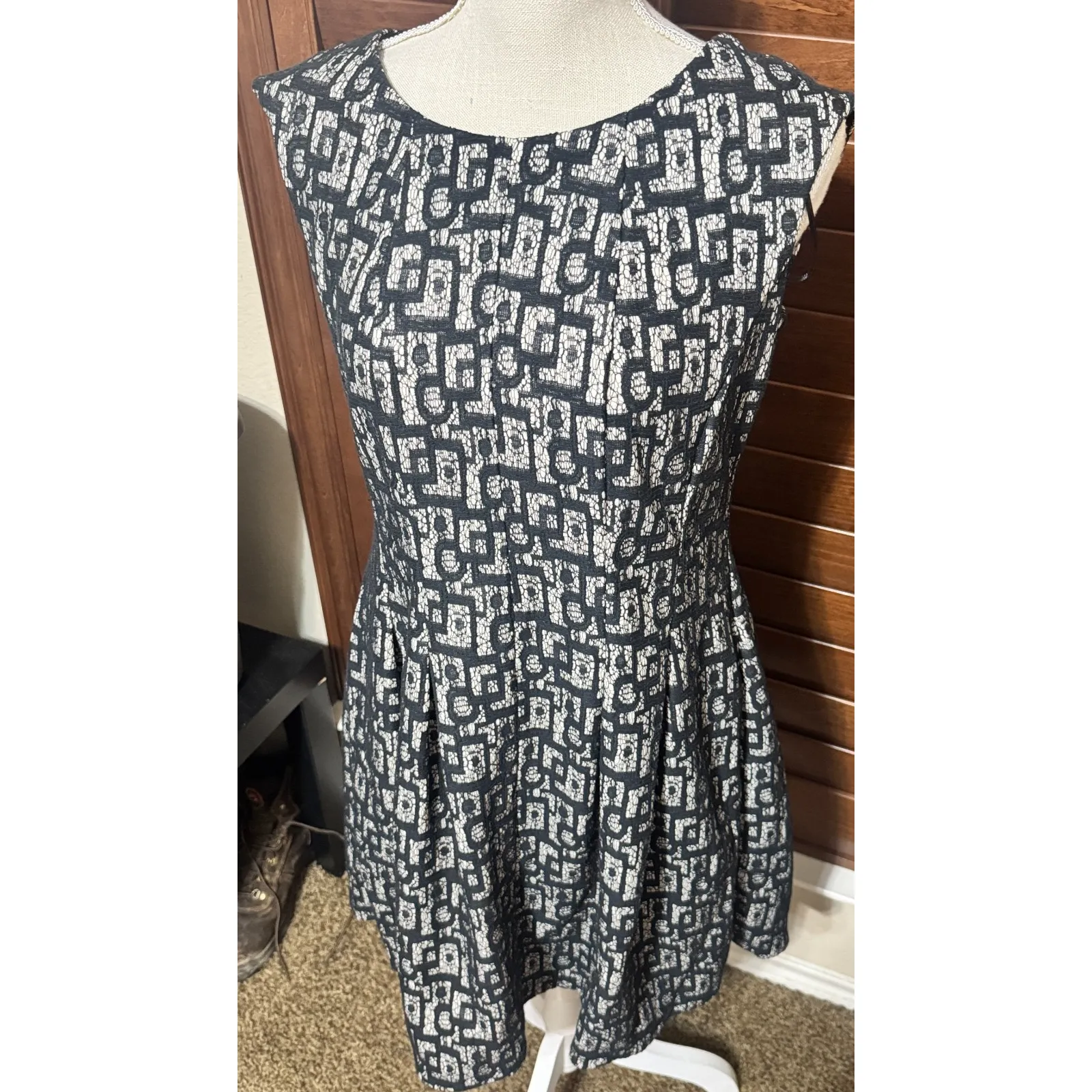 Gabby Skye Dress sz 10 Black White Fit & Flare Lace Overlay Batik Sleeveless LBD - Image 2