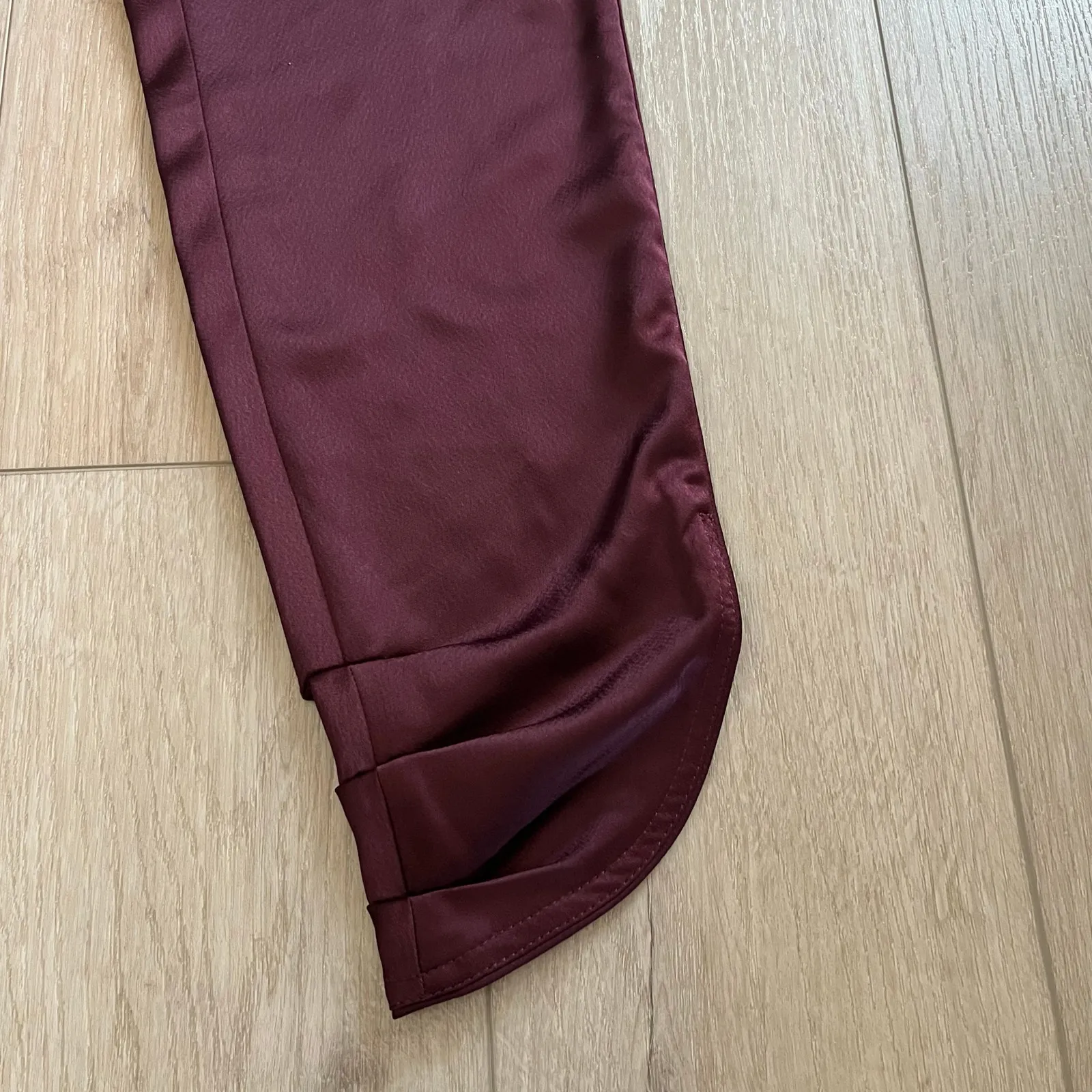 WHBM Women’s Burgundy Elastic Waist Satin Like Pant Sz 2 - Image 4