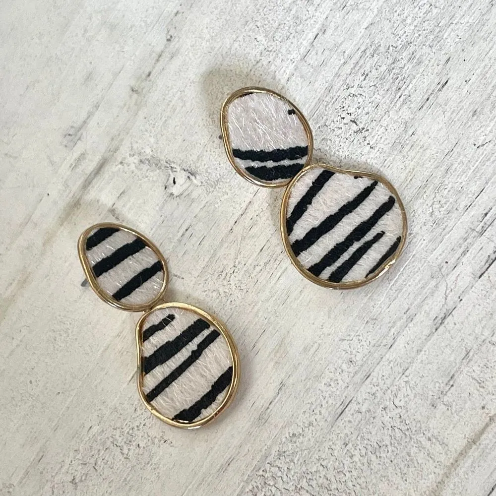 Zebra pattern black and white gold tone earrings - Image 6