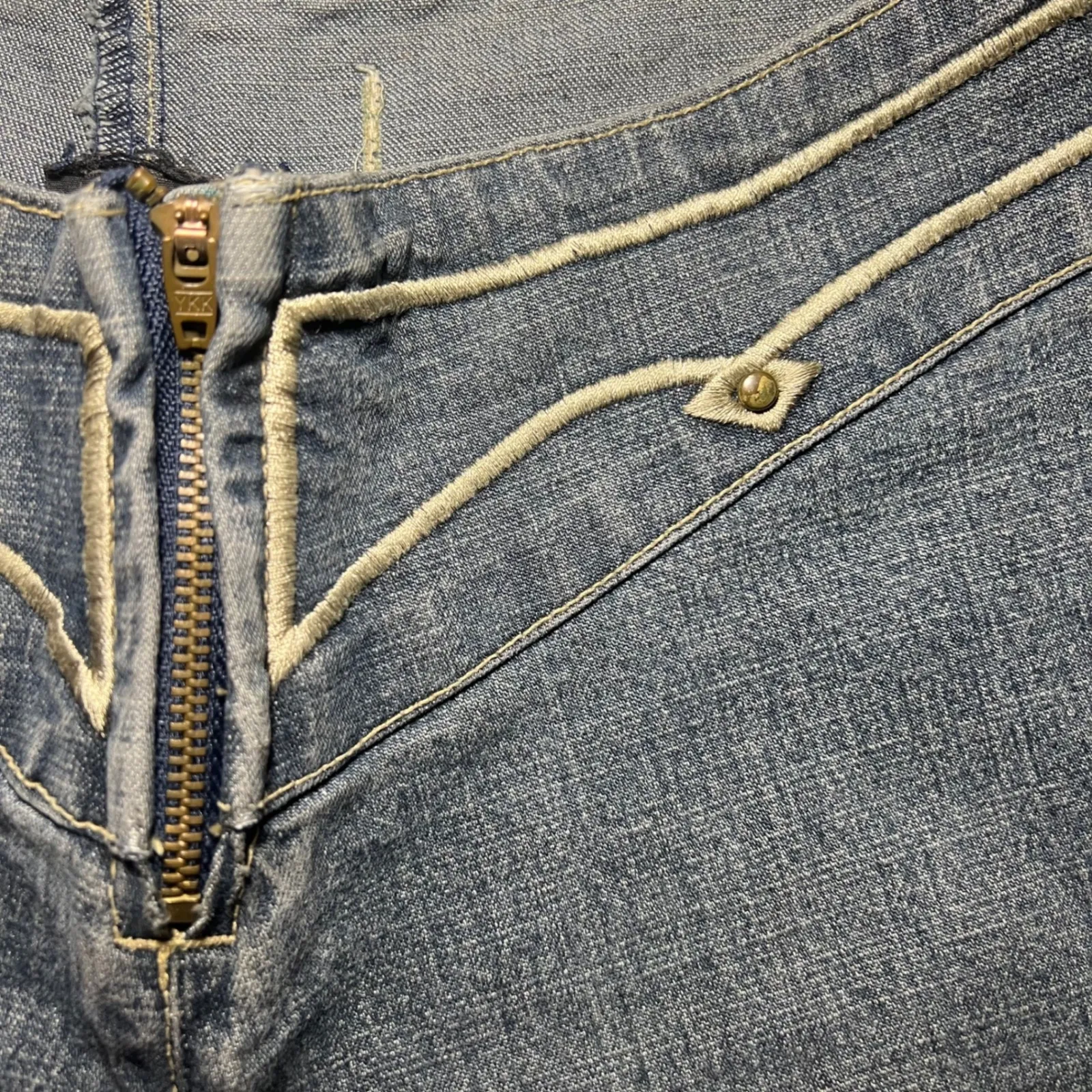 VTG Y2K Embroidered Crest Jeans Womens 29 Flare‎ Low Rise Embellished Denim 90s Blue - Image 3