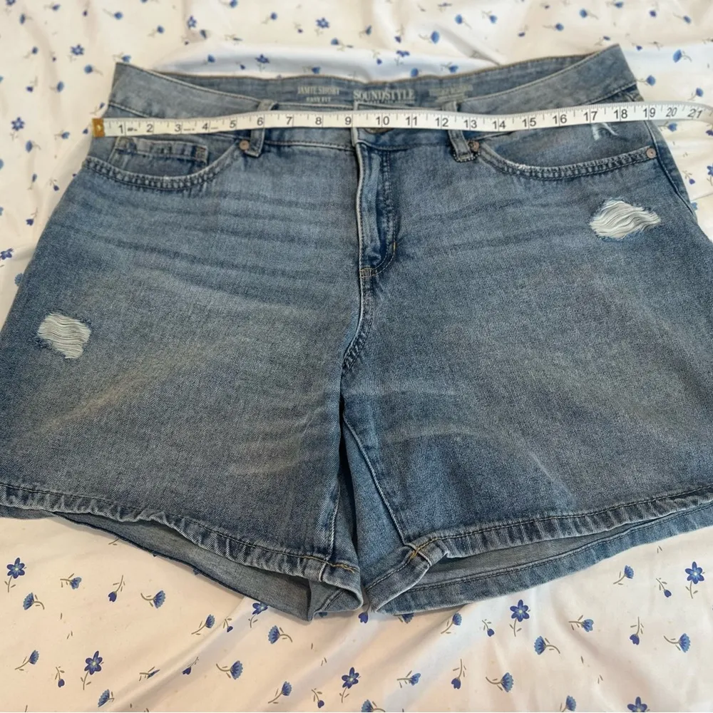 NWOT Women’s Sz: 16 Sound/ Style Easy Fit Tummy Control Distressed Jean Shorts. Blue - Image 3