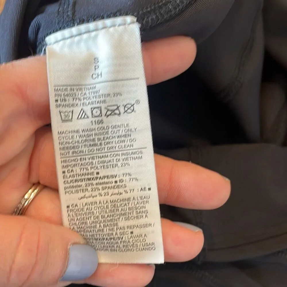 Old Navy black powersoft high rise pocket side biker short small - Image 7