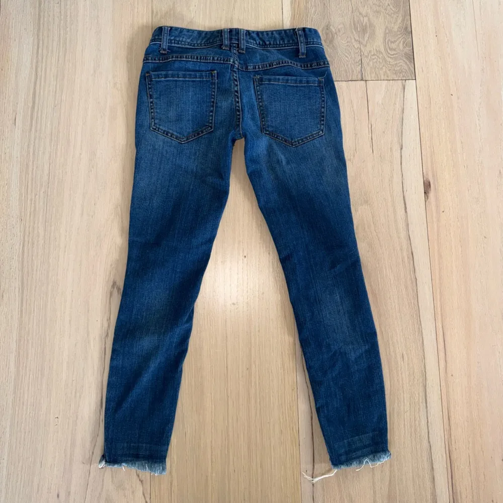 Free People Distressed Blue Jeans Size 25 - Image 5
