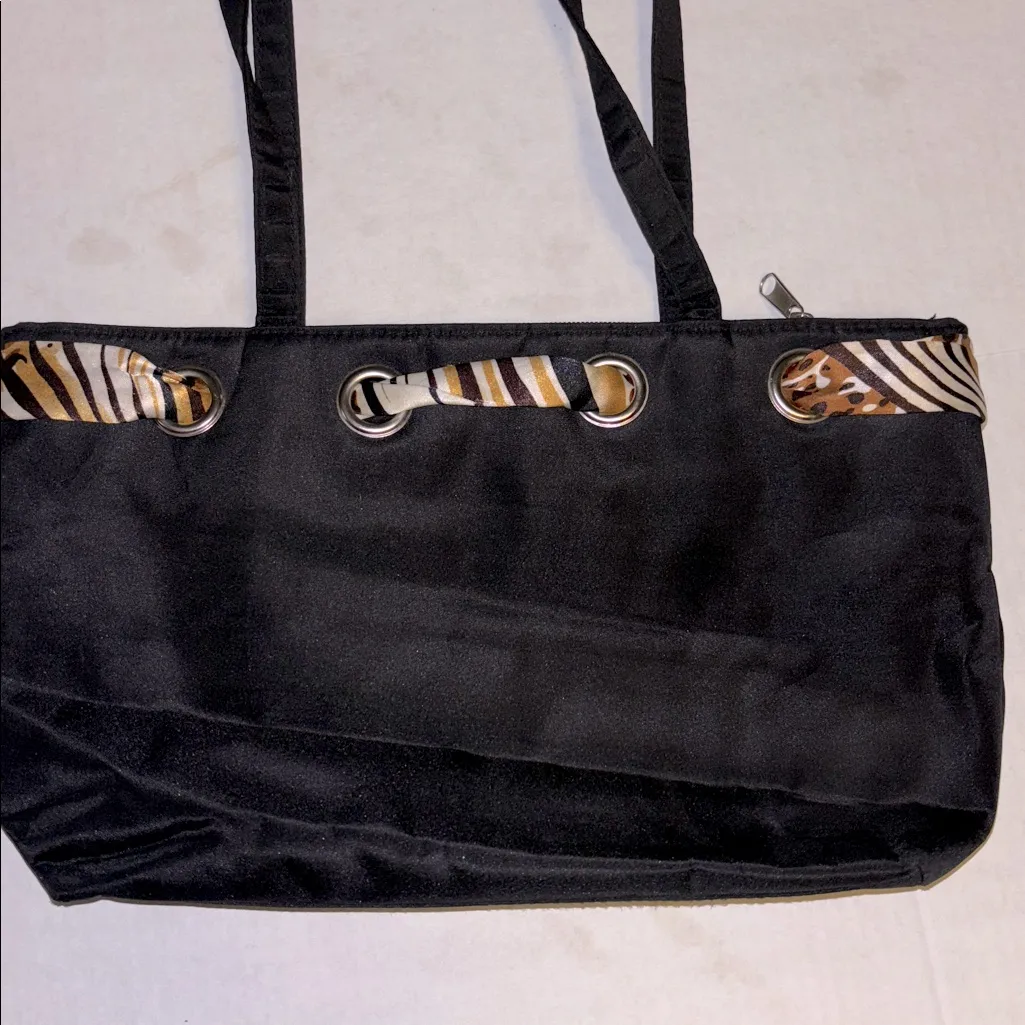 BLACK NYLON TOTE/SHOULDER BAG TIE INTERWOVEN THRU BAG
3 COMPARTMENTS ONE ZIPPER - Image 5