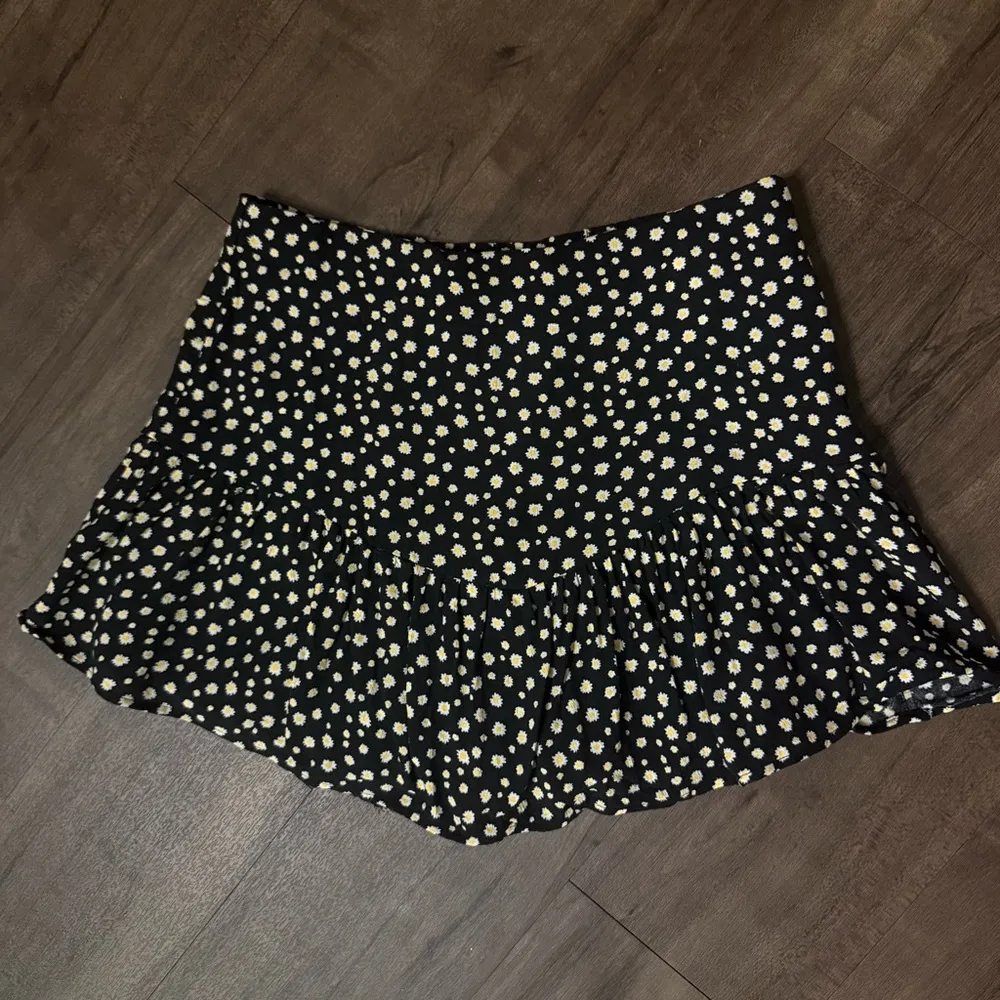 NWOT ZARA DAISY PRINT RUFFLED MINI SKIRT w BUILT IN SHORTS - Image 5