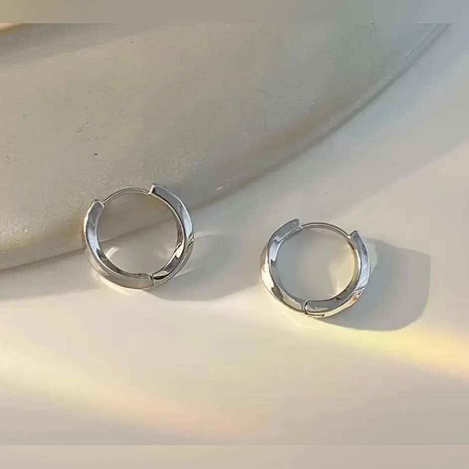 BNIB - Sterling Silver Huggie Hoop Earrings. - Image 2