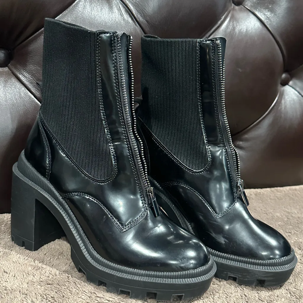 Forever 21 
Black Heeled Boots with Chunky Sole - Image 3